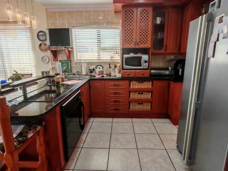 Elegant Residence Near the Scenic Coastal Shore - Photo 8