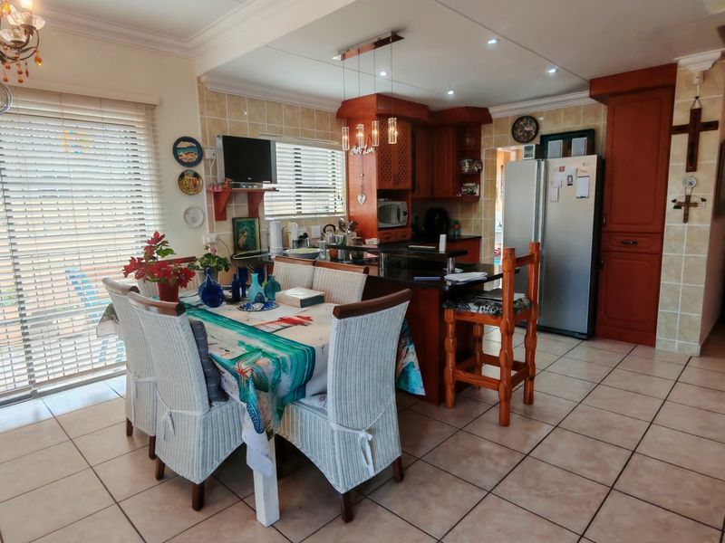 Elegant Residence Near the Scenic Coastal Shore - Photo 6