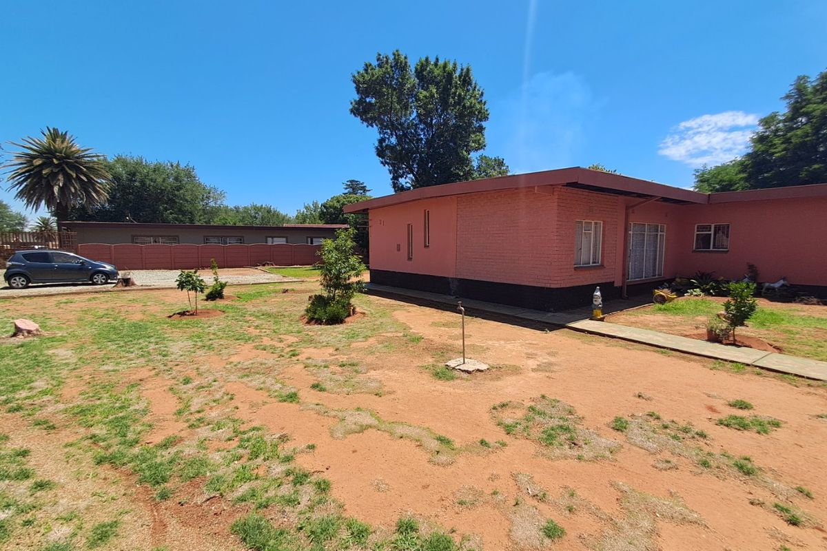 4 Bedroom house for sale in Stilfontein. - Photo 2