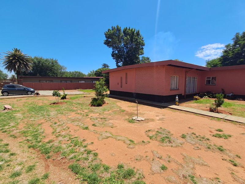 4 Bedroom house for sale in Stilfontein. - Photo 2