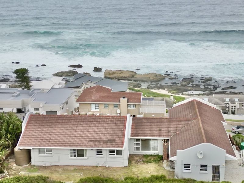 VIEWS VIEWS VIEWS, see the dolphins play and the whales frolicking  - Photo 9