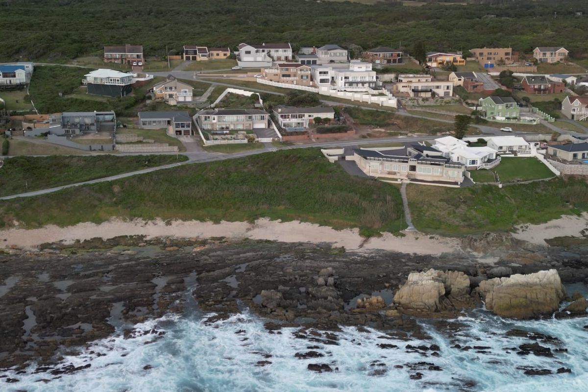 VIEWS VIEWS VIEWS, see the dolphins play and the whales frolicking  - Photo 3