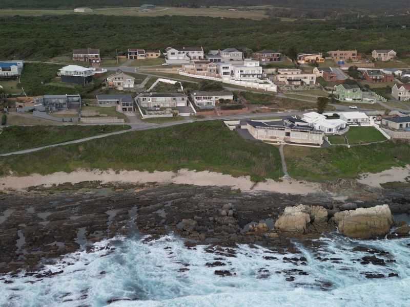 VIEWS VIEWS VIEWS, see the dolphins play and the whales frolicking  - Photo 3