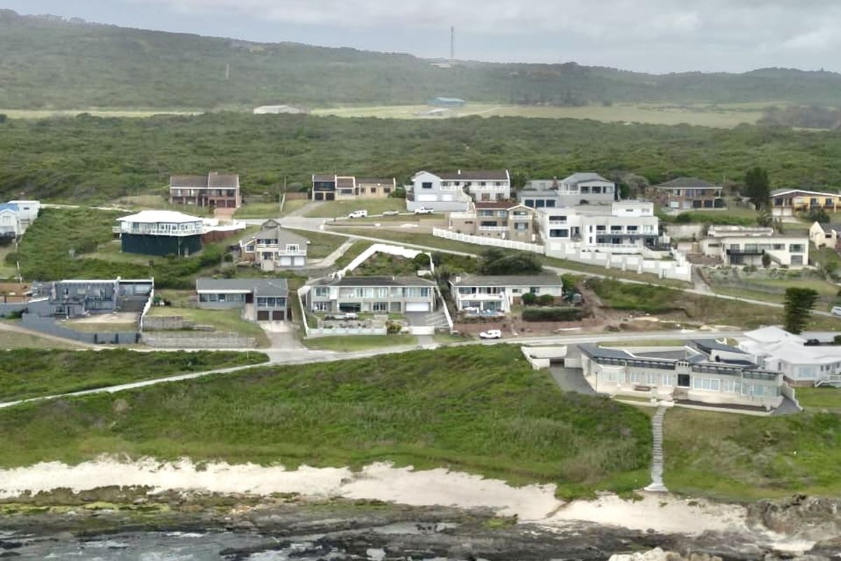 VIEWS VIEWS VIEWS, see the dolphins play and the whales frolicking  - Photo 4