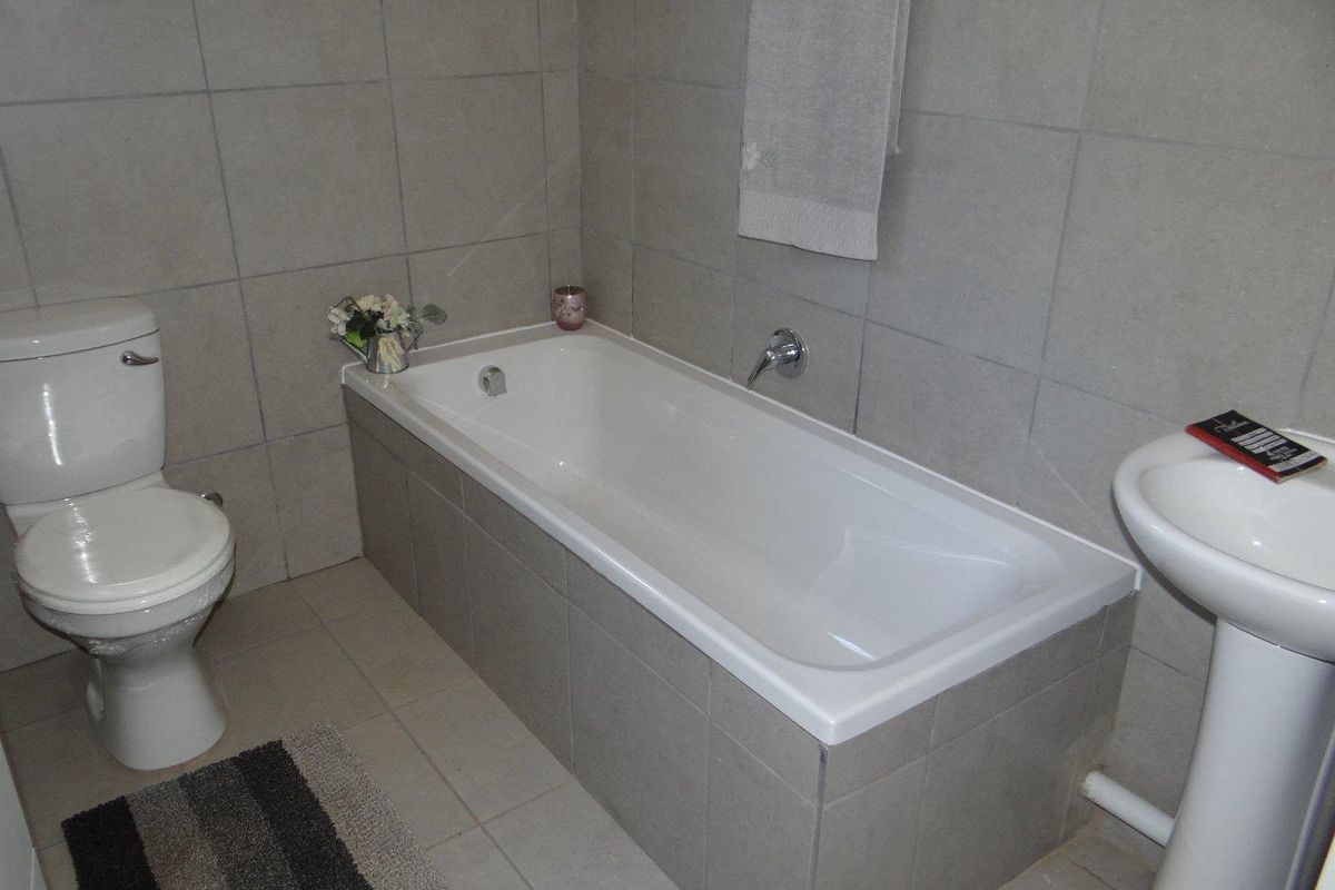 Brand new 3 bedrooms with 2 bathrooms for sale in Protea Glen Gated Community! - Photo 4