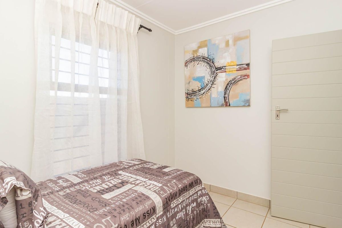 Brand new 3 bedrooms with 2 bathrooms for sale in Protea Glen Gated Community! - Photo 3
