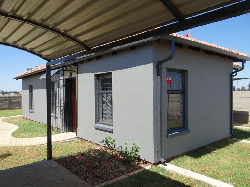 Brand new 3 bedrooms with 2 bathrooms for sale in Protea Glen Gated Community! - Photo 10