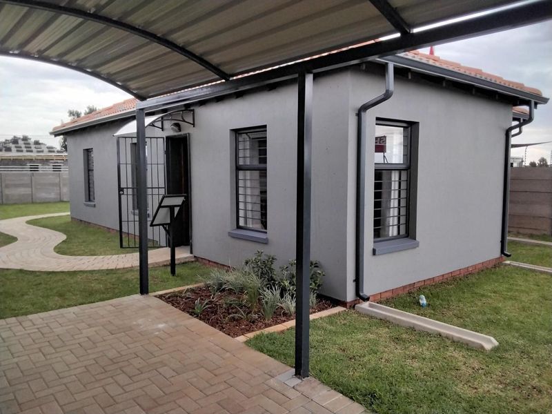 Brand new 3 bedrooms with 2 bathrooms for sale in Protea Glen Gated Community! - Photo 9