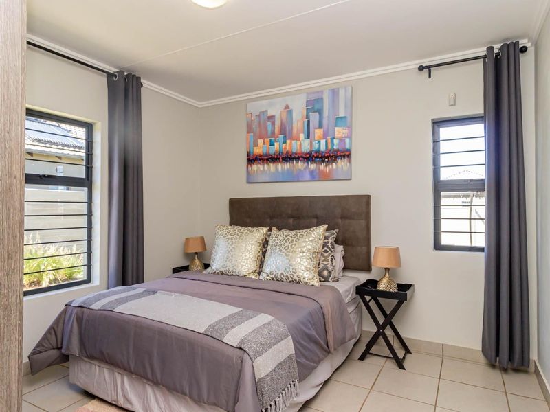 Brand new 3 bedrooms with 2 bathrooms for sale in Protea Glen Gated Community! - Photo 7