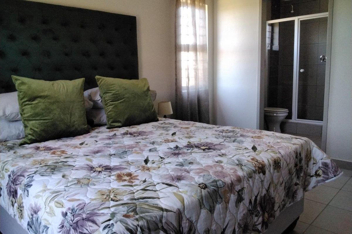 Brand new 3 bedrooms with 2 bathrooms for sale in Protea Glen Gated Community! - Photo 5
