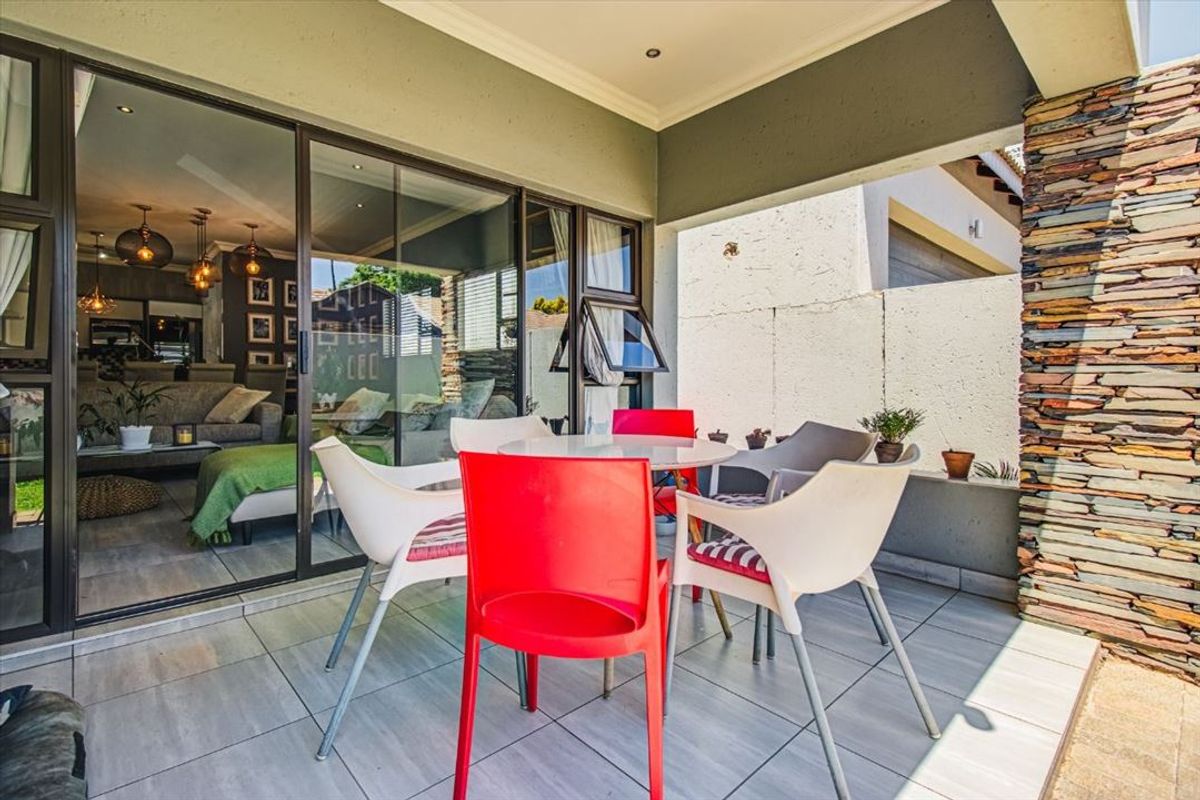 Modern Family Home Description - Photo 3