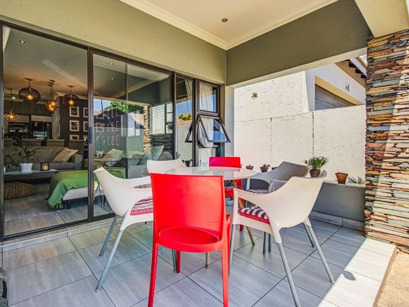 Modern Family Home Description - Photo 3