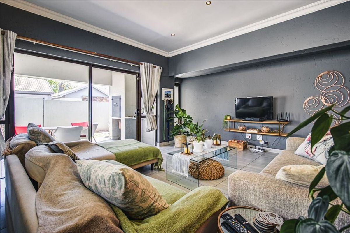 Modern Family Home Description - Photo 2