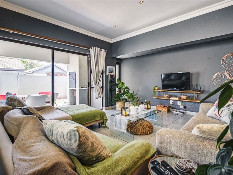 Modern Family Home Description - Photo 2