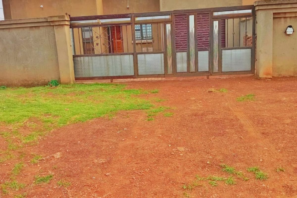 Renovated 3-Bedroom Home in Stretford - Photo 2