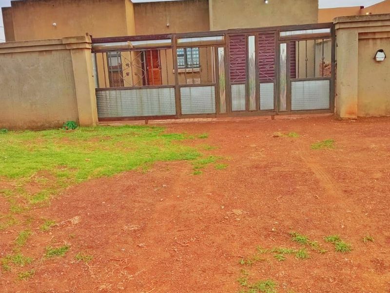 Renovated 3-Bedroom Home in Stretford - Photo 2