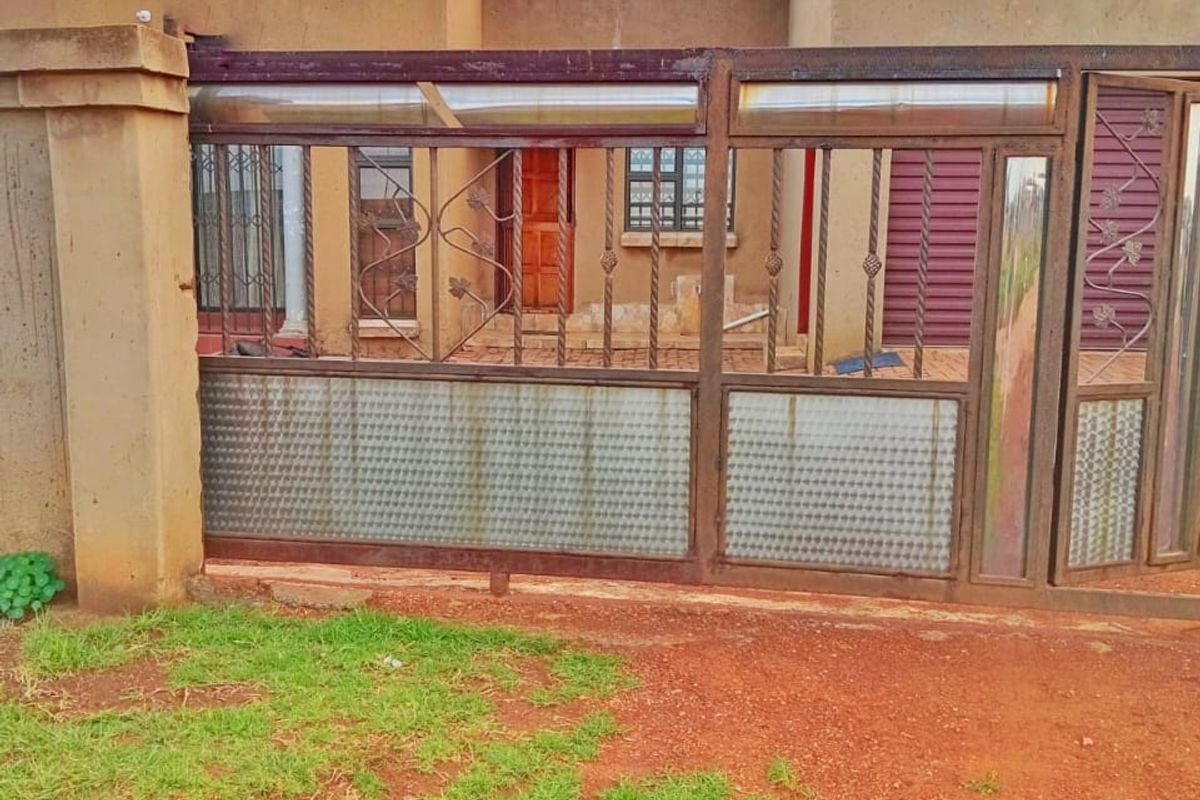 Renovated 3-Bedroom Home in Stretford - Photo 3