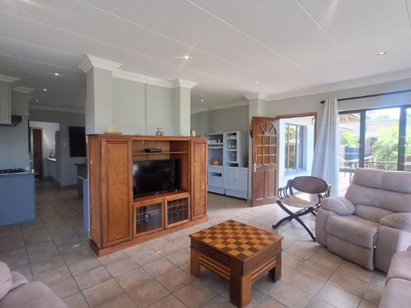 Attractive 3 Bedroom House In Elysium! - Photo 9