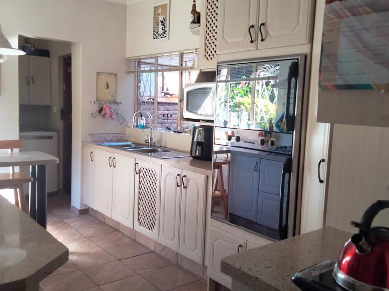 Unbelievable Family Home in   Eldoraigne - Photo 6