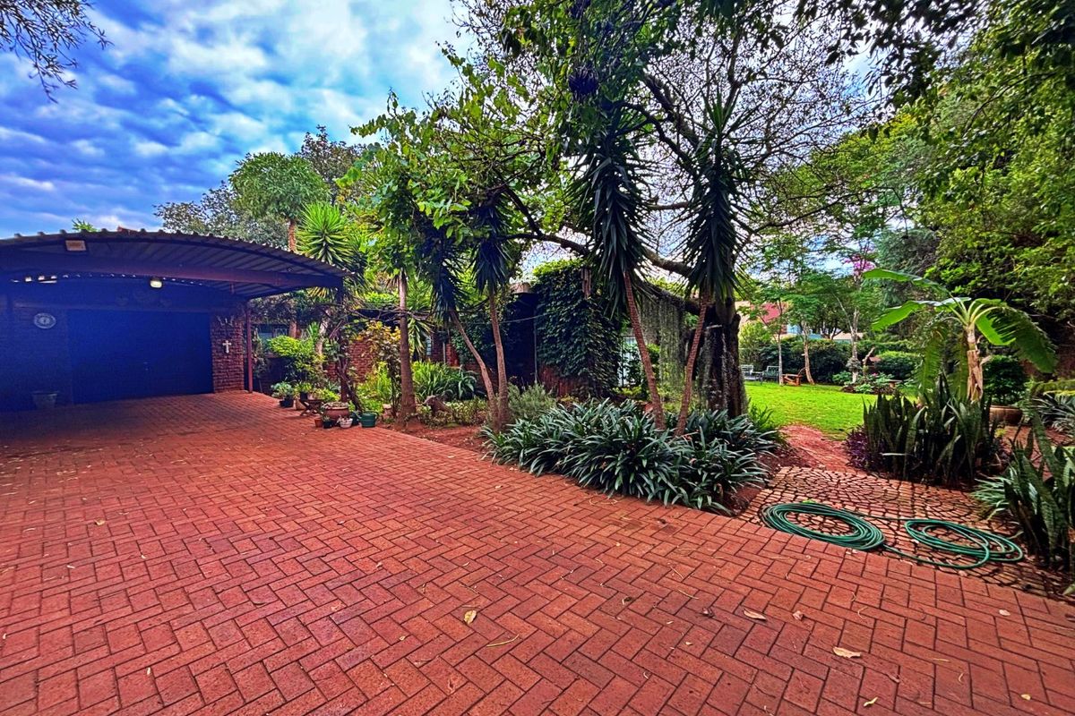 Unbelievable Family Home in   Eldoraigne - Photo 5