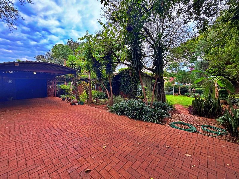 Unbelievable Family Home in   Eldoraigne - Photo 5