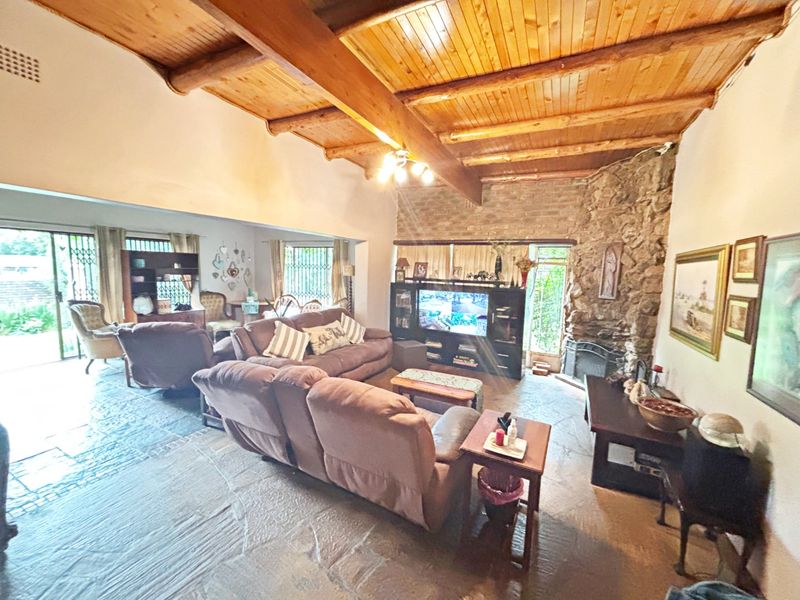 Unbelievable Family Home in   Eldoraigne - Photo 9