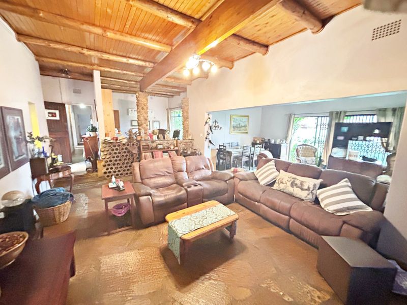 Unbelievable Family Home in   Eldoraigne - Photo 8