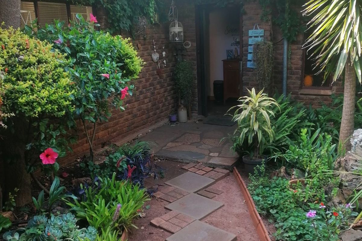 Unbelievable Family Home in   Eldoraigne - Photo 2