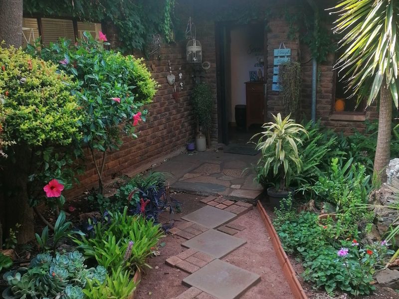 Unbelievable Family Home in   Eldoraigne - Photo 2