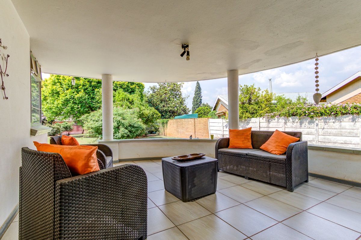 4 Bedroom House for Sale in Strubenvale  - Photo 5