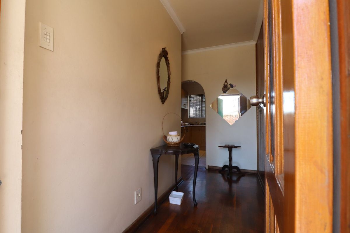 Spacious 3-Bedroom Home with Full Flatlet & Pool – A Property with Endless Potential - Photo 2