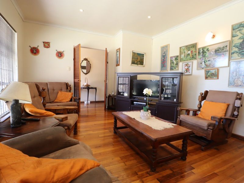 Spacious 3-Bedroom Home with Full Flatlet & Pool – A Property with Endless Potential - Photo 6