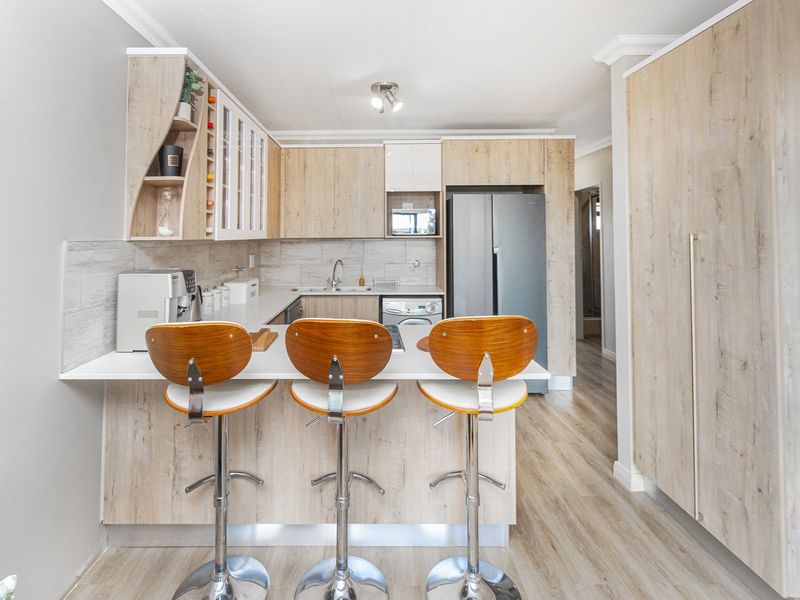 First  Floor 3-Bedroom Unit with No Transfer duty - Photo 3