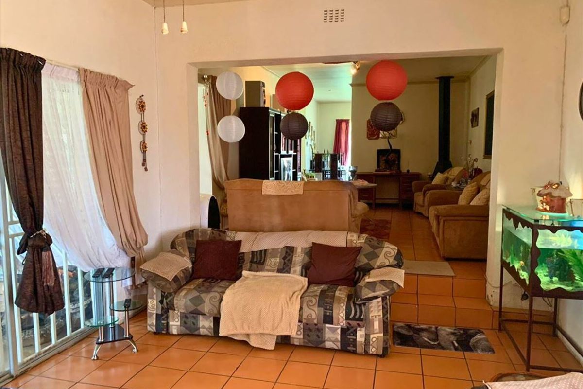 Spacious and Stylish Family Home - Photo 5