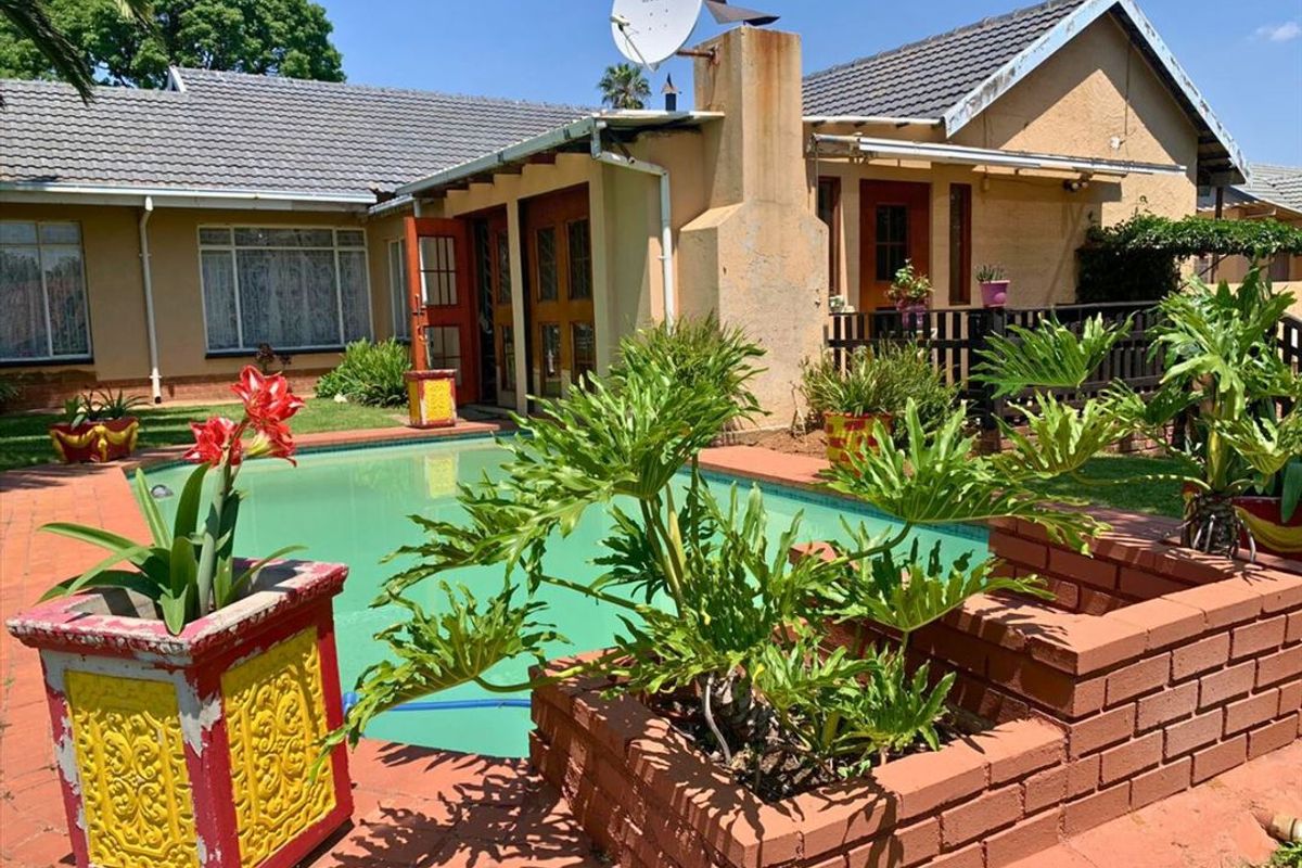 Spacious and Stylish Family Home - Photo 2