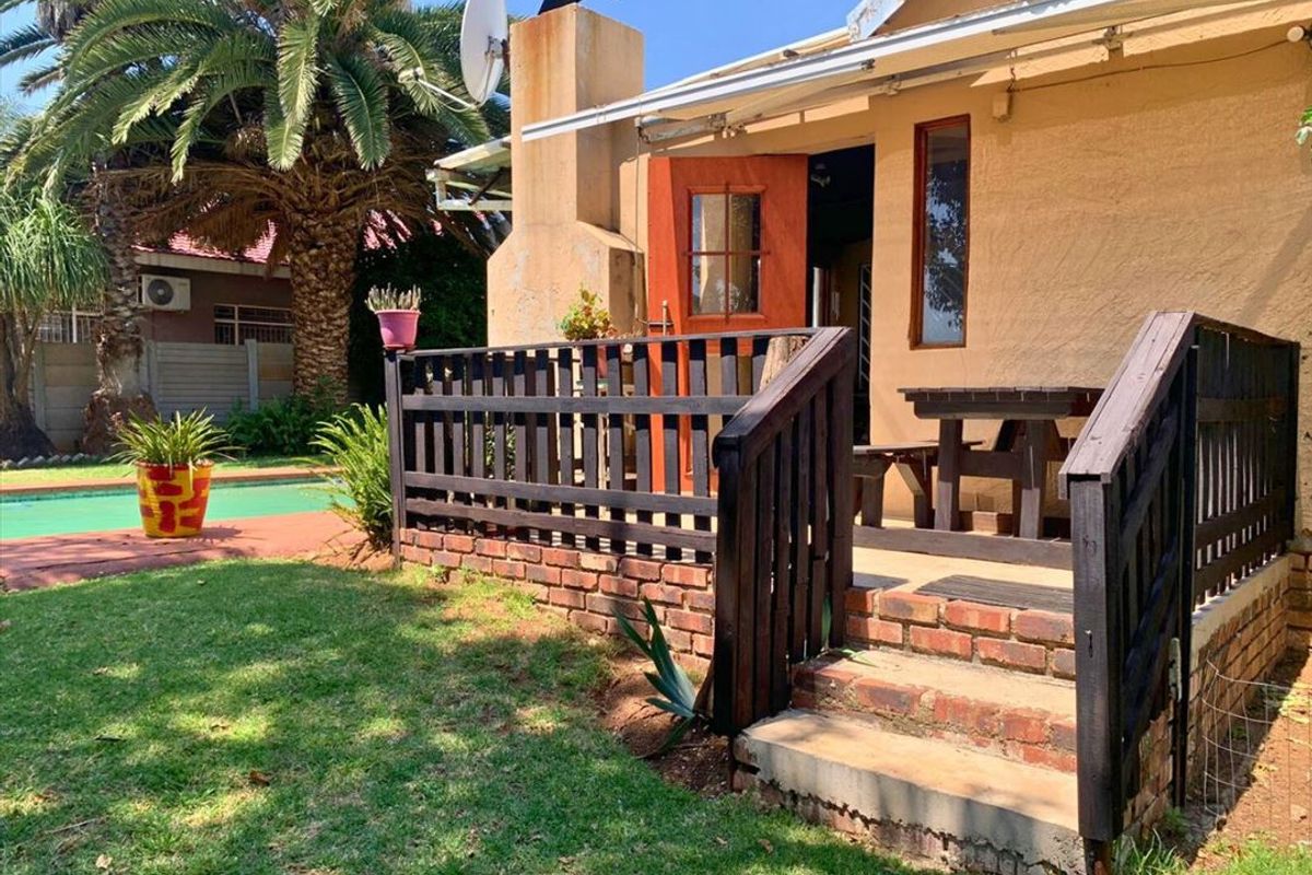 Spacious and Stylish Family Home - Photo 3