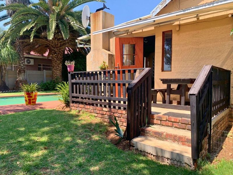 Spacious and Stylish Family Home - Photo 3