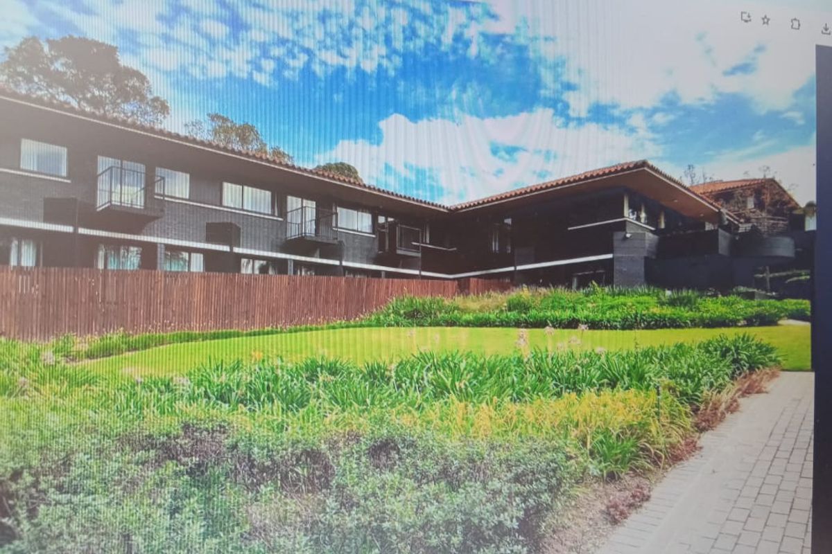 Lock up and go, in a very good and secure neibourhood - Photo 2