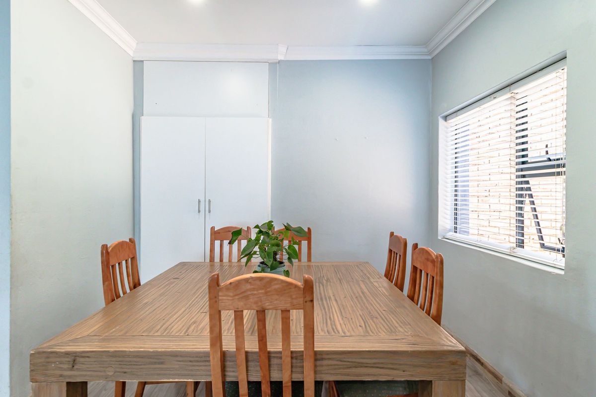 Modern Family Home in Lakeside Village with separate Cottage and Pool! - Photo 5