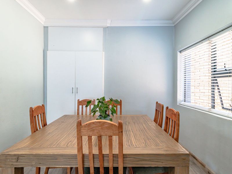 Modern Family Home in Lakeside Village with separate Cottage and Pool! - Photo 5