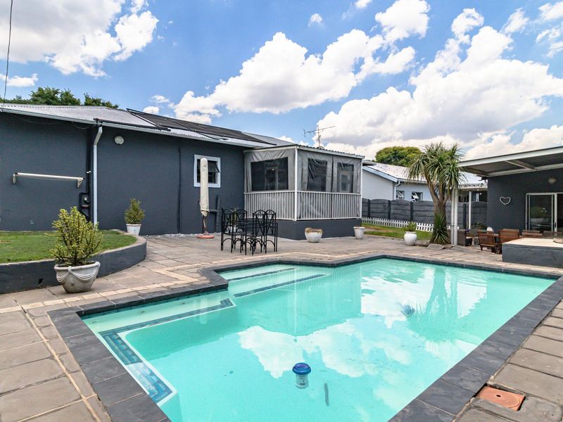 Modern Family Home in Lakeside Village with separate Cottage and Pool! - Photo 3