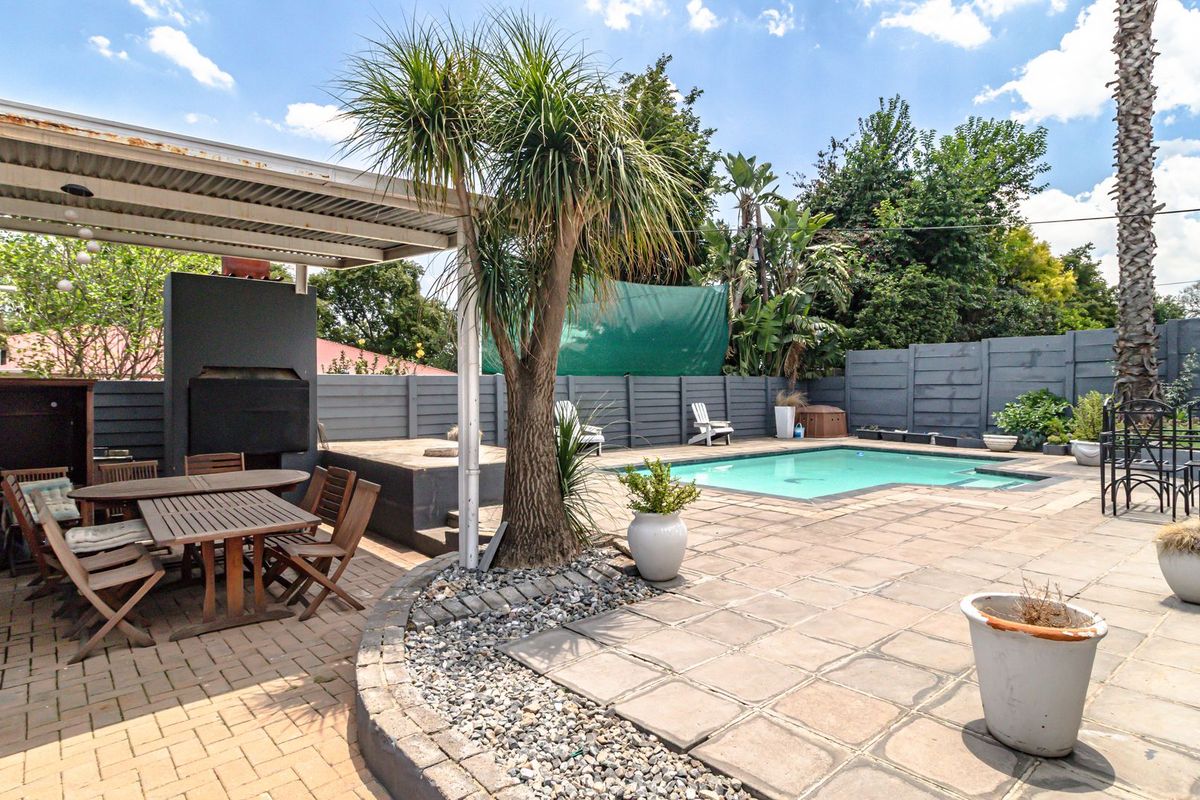 Modern Family Home in Lakeside Village with separate Cottage and Pool! - Photo 2