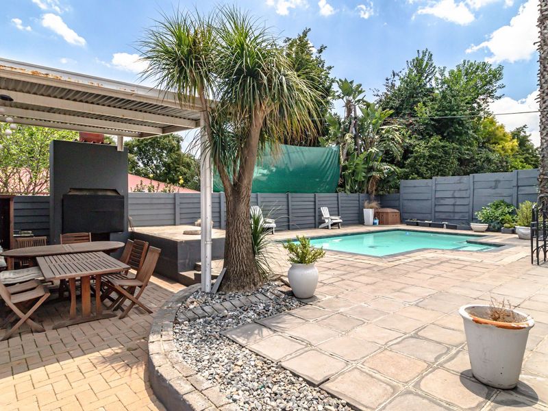 Modern Family Home in Lakeside Village with separate Cottage and Pool! - Photo 2