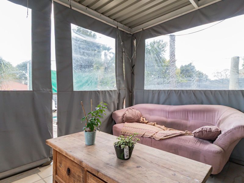 Modern Family Home in Lakeside Village with separate Cottage and Pool! - Photo 10