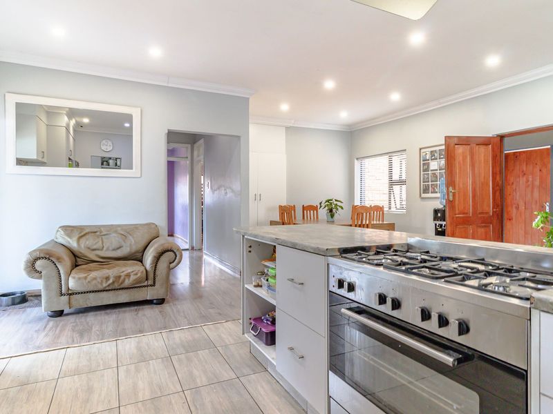 Modern Family Home in Lakeside Village with separate Cottage and Pool! - Photo 8