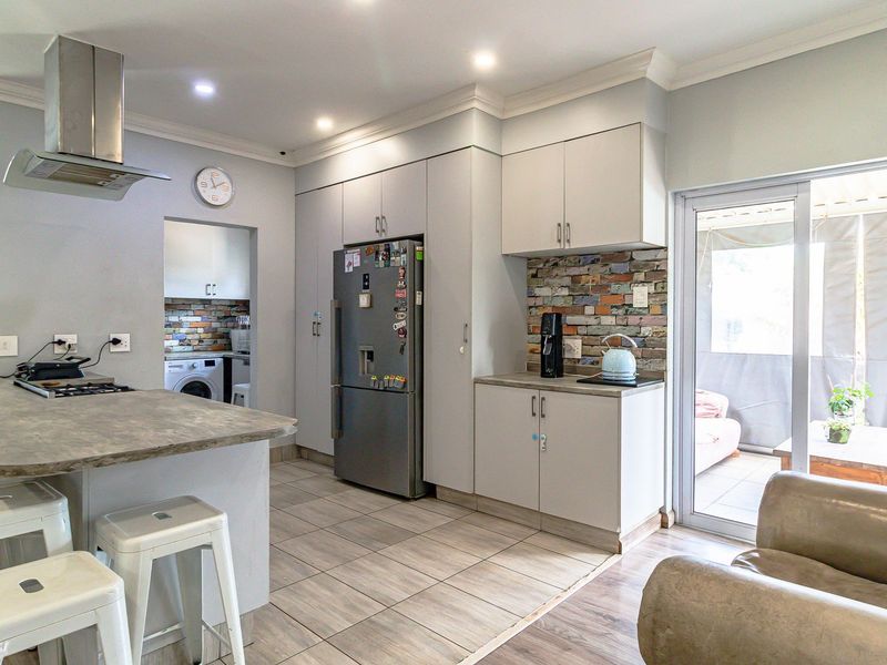 Modern Family Home in Lakeside Village with separate Cottage and Pool! - Photo 7