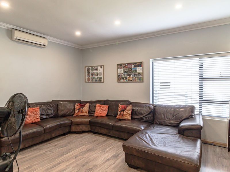 Modern Family Home in Lakeside Village with separate Cottage and Pool! - Photo 6