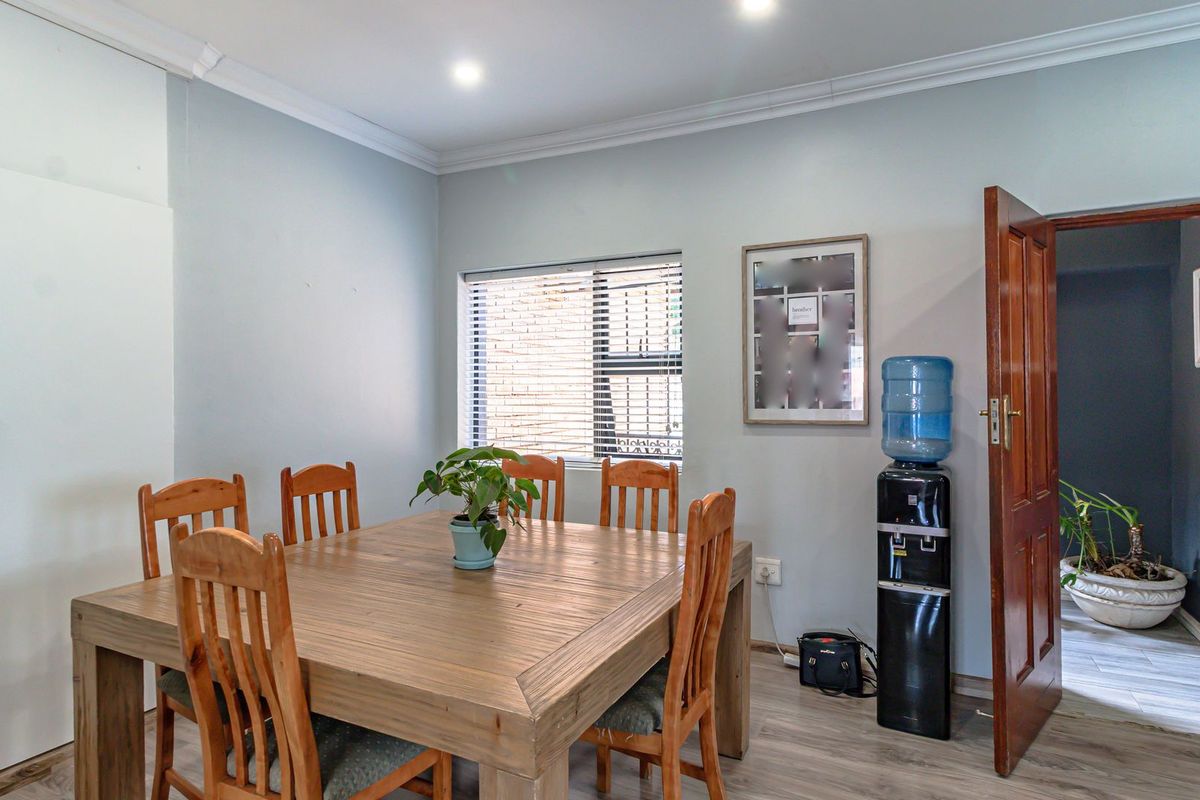 Modern Family Home in Lakeside Village with separate Cottage and Pool! - Photo 4