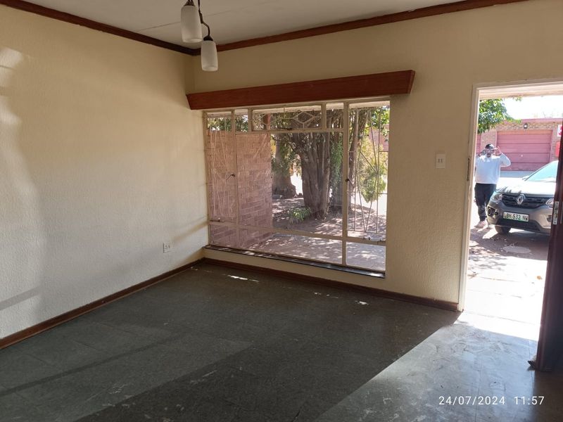 2 Bedroom Apartment/Flat for sale in Meiringspark - Photo 2