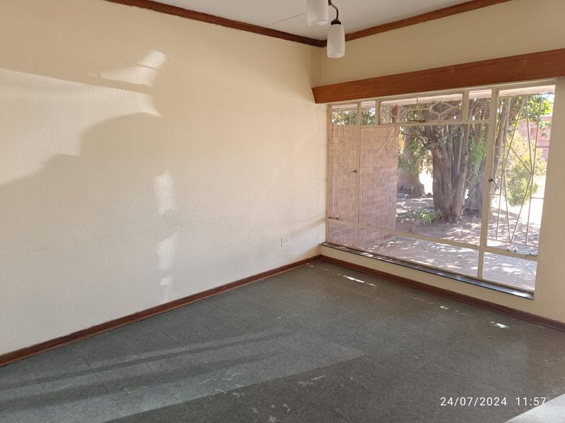 2 Bedroom Apartment/Flat for sale in Meiringspark - Photo 4